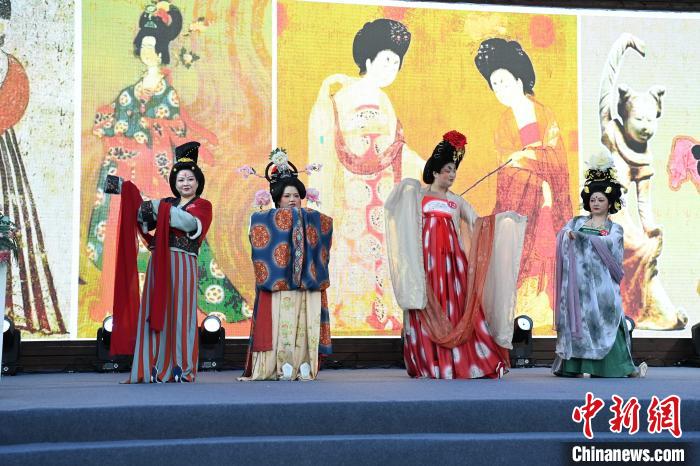 唐代の漢服を披露する女性たち（撮影?石智衛）。