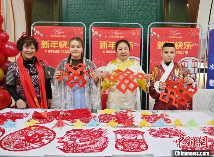 中國伝統の切り絵を體験するロシア人観光客（撮影?張瑤）。
