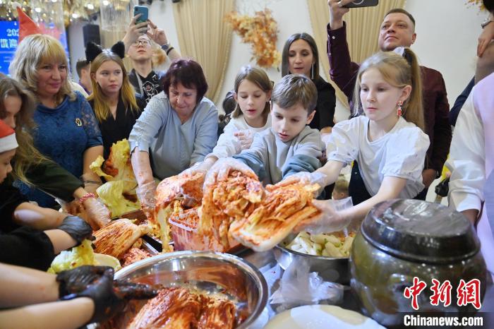 キムチ作りを體験するロシア人観光客（撮影?張瑤）。