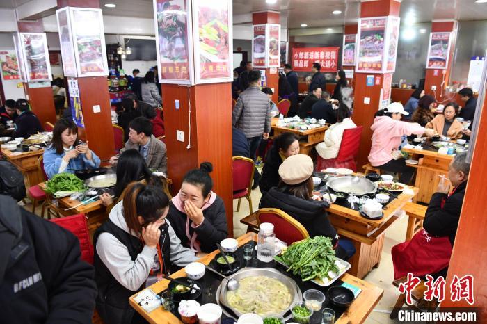 資料圖： 民眾冬至日吃羊肉湯。　張浪 攝